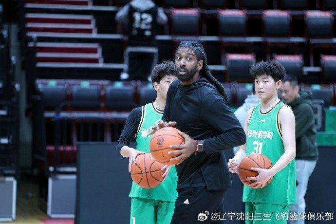 篮球教练如何为不同年龄段的球员制定战术训练方案?_1